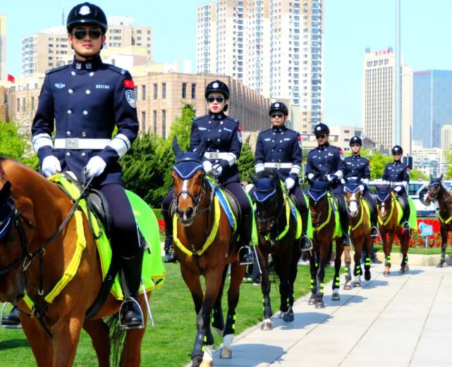 五一劳动节,大连骑警亮相在人民广场