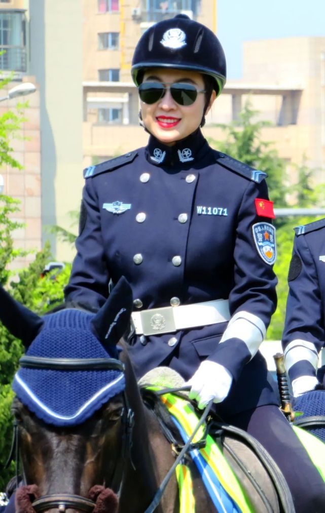 五一劳动节,大连骑警亮相在人民广场