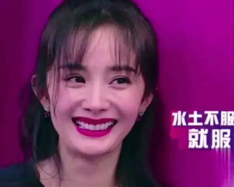 而且杨幂牙齿换了烤瓷牙之后,就显得非常不自然,每次大笑就会挤压鼻翼