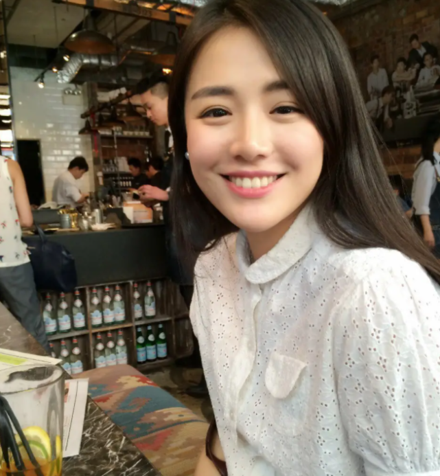 网曝马思纯张曼乐与友人聚餐,全程陪笑并买单,还服侍男方穿衣服