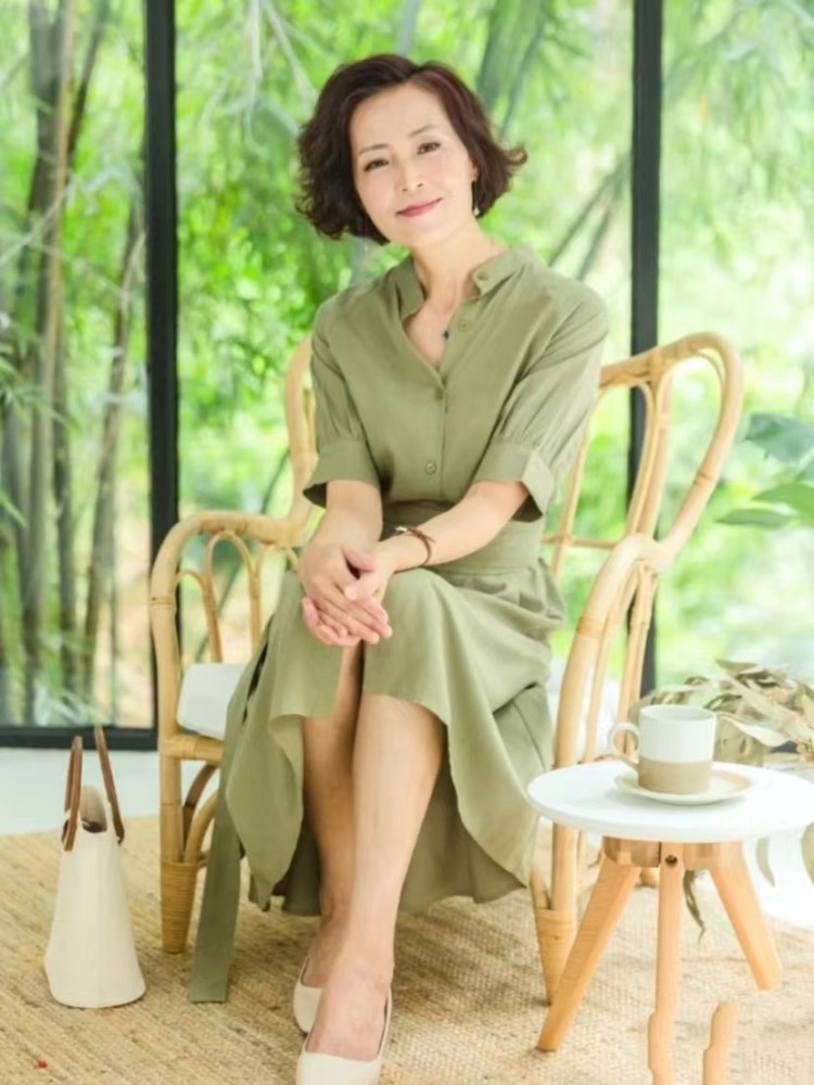 50岁女人怎么打扮自己更高级?一衣服要穿纯色,二发型要短而不乱插图4