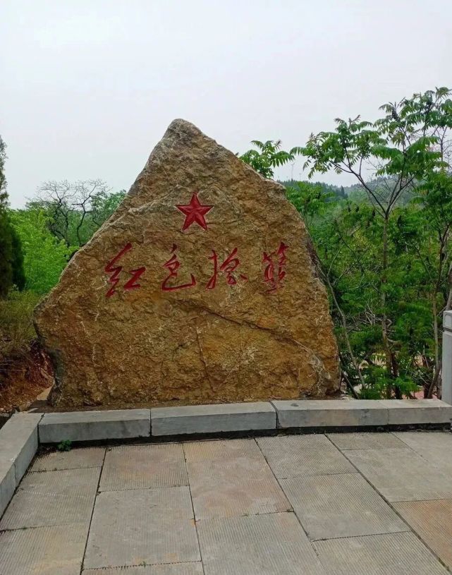 區內有龍門崮,硅化木地質公園,陳毅紀念館,石頭部落,藥王谷,如意園