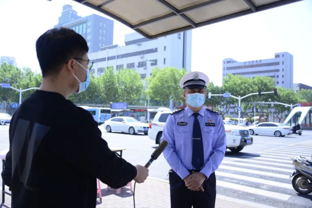 臨沂市公安局交警支隊直屬一大隊八中隊接到指揮室指令,稱一名男子在