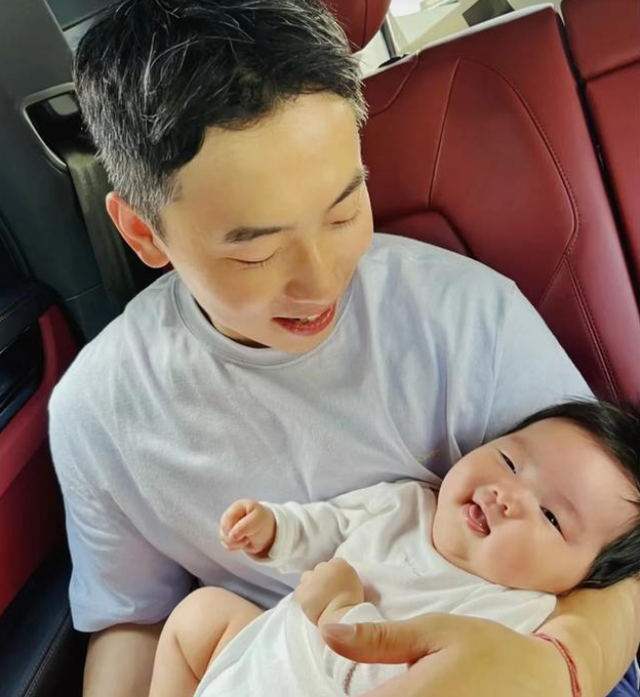 二胎女儿胖乎乎太可爱,娇妻身材恢复苗条|周捷|奥运|金王|桃子|邹凯