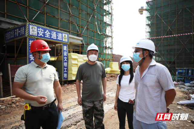 南岳学院新校区项目禹班建设技术负责人宁勇辉与妻子手机视频,因要赶