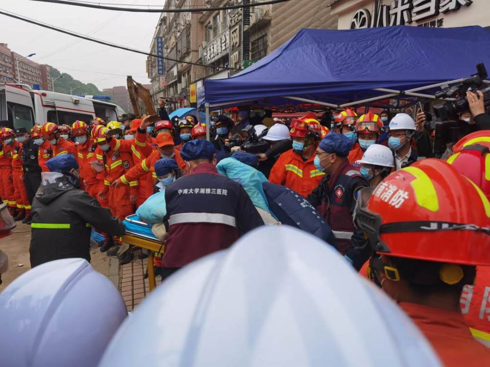 湖南长沙自建房倒塌事故第6名受困人员获救现场响起阵阵掌声开言英语要收费的吗