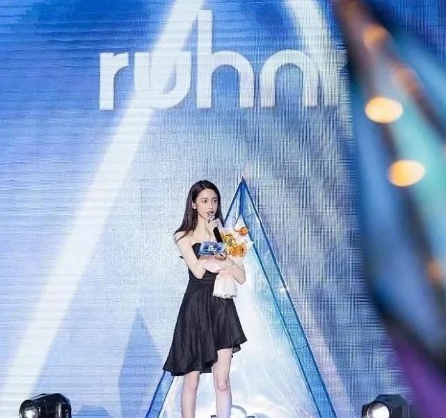 然后再去ktv唱唱歌,这个年会的主角非张大奕莫属,她闪耀全场,频频和