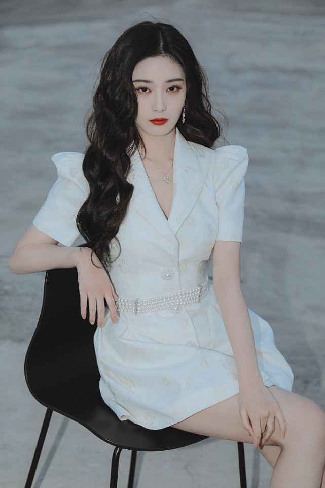 徐艺洋户外拍时尚大片穿白色垫肩西装裙有女王范造型好精致