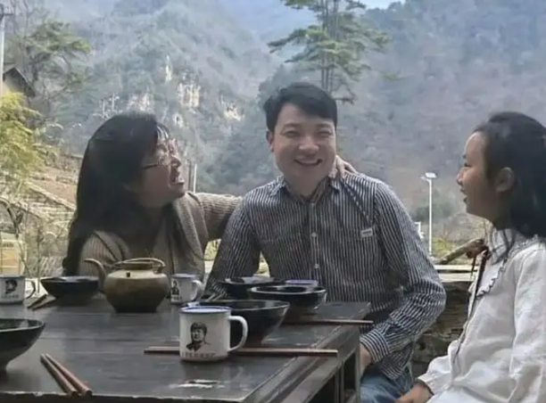 现在不管是干什么他都喜欢拍视频和直播,如果余秀华的儿子真的露面了