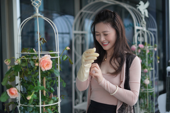 田海蓉晒生活近照穿开衫上衣戴手套在家安心养花侧颜五官美翻