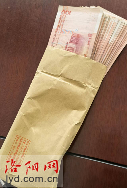 近万元现金遗忘在公交车上交运集团新安分公司急寻失主