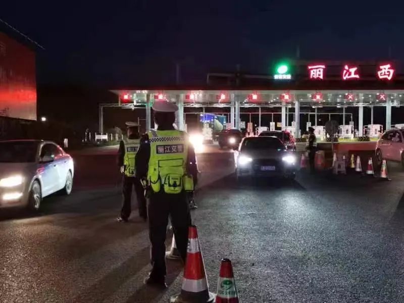 记者向高速交警了解到,4月30日,5月1日两天,丽江各收费站的车辆出入城