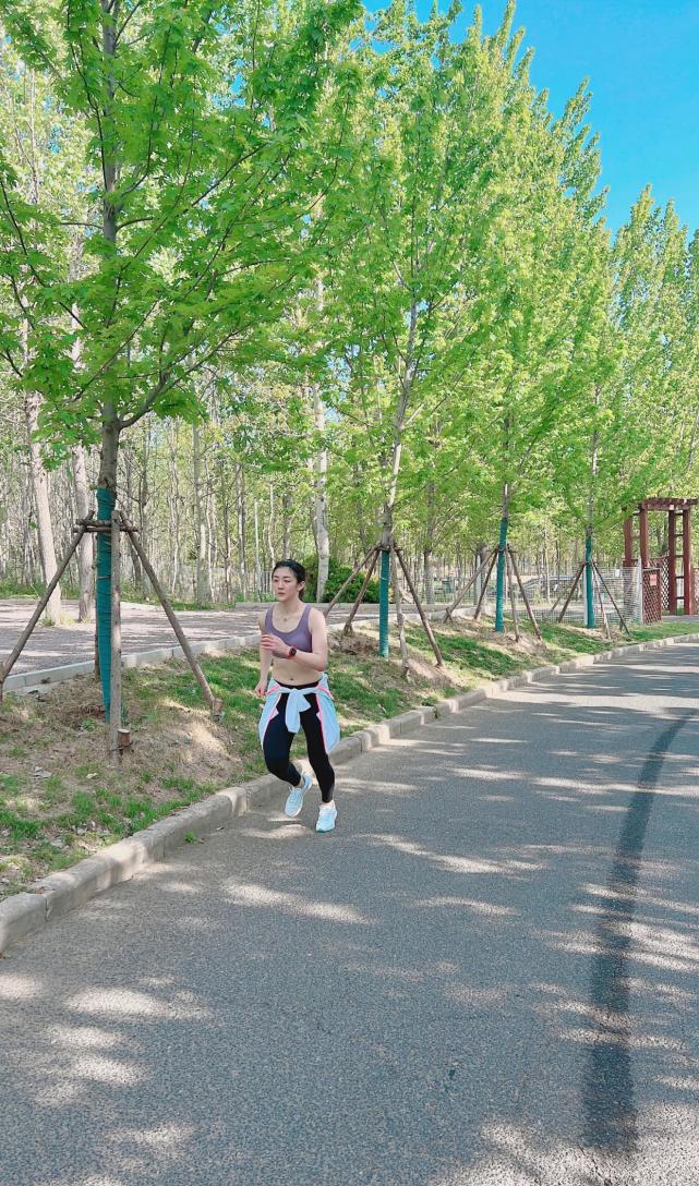 陈梦五一锻炼秀腹肌,球迷担心成下一个刘诗雯!