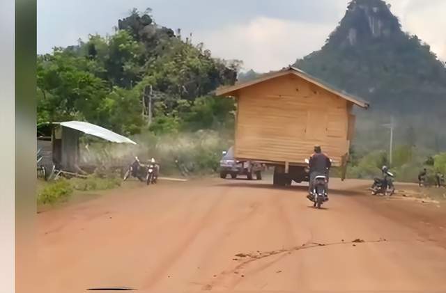 战事爆发！缅甸一户人家用车拖着房子逃难，令人心酸不已