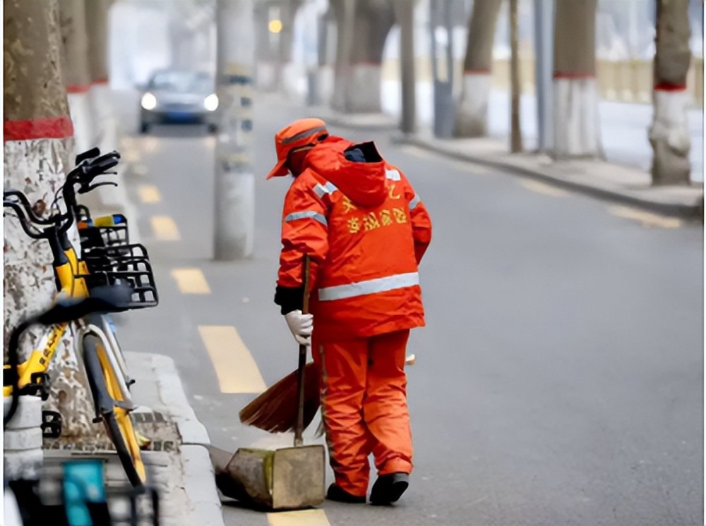 西安54歲環衛工人走紅,垃圾堆撿茅臺空瓶,網友:好樣的_騰訊新聞