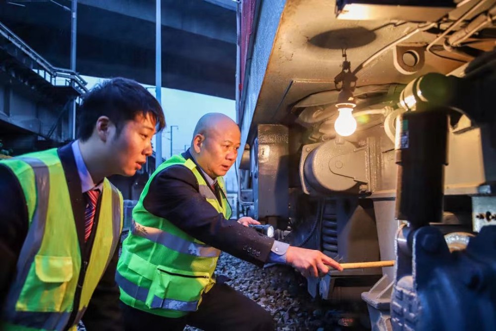 1989年工作以来,王郢宝先后任职武昌南机务段蒸汽机车司机,内燃机车