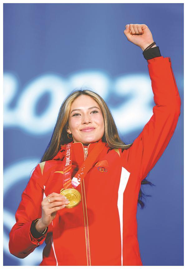 谷爱凌晒美照,韵味十足,她母亲谷燕年纪轻轻时候的样子也很漂亮