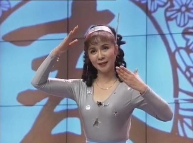 关晓彤致敬春晚蔡明小品!机器人造型超美,网友:没点身材撑不住