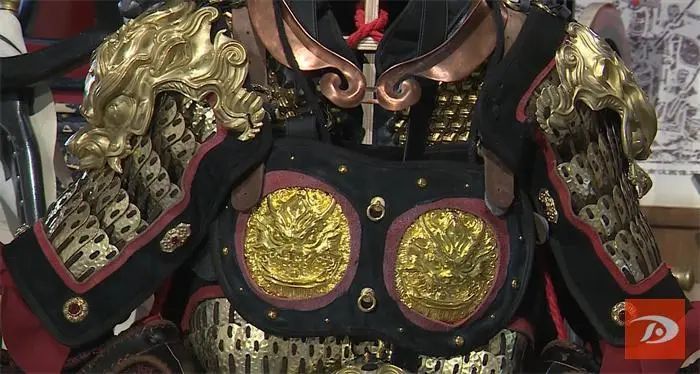 "明光铠"是中国古代的一种铠甲,相传是南北朝至唐时期流行的胸前有两