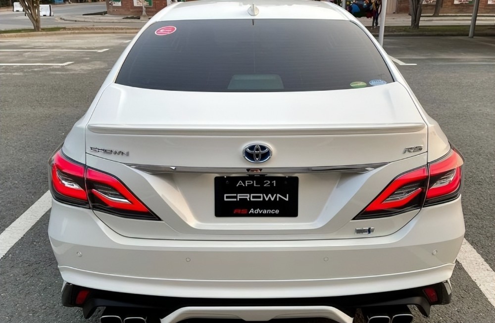 2023款皇冠rs曝光配运动包围新增35l混动系统国内可预定