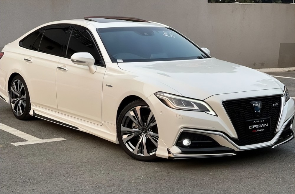 2023款皇冠rs曝光配运动包围新增35l混动系统国内可预定