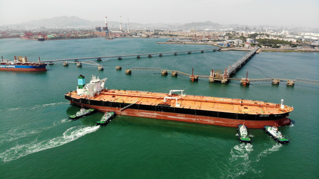 5月1日,在山東港口青島港黃島港區原油碼頭,拖輪協助油輪進港卸油.