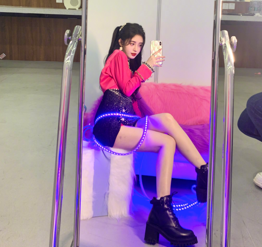 鞠婧祎出街被偶遇,路人用正常角度拍摄,这回的身高终于真实了_腾讯