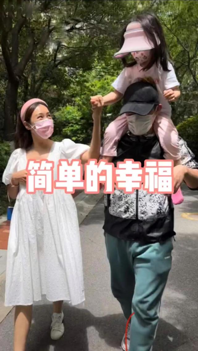 严屹宽把女儿扛肩上散步展爸爸力杜若溪一身孕妇装打扮疑怀二胎