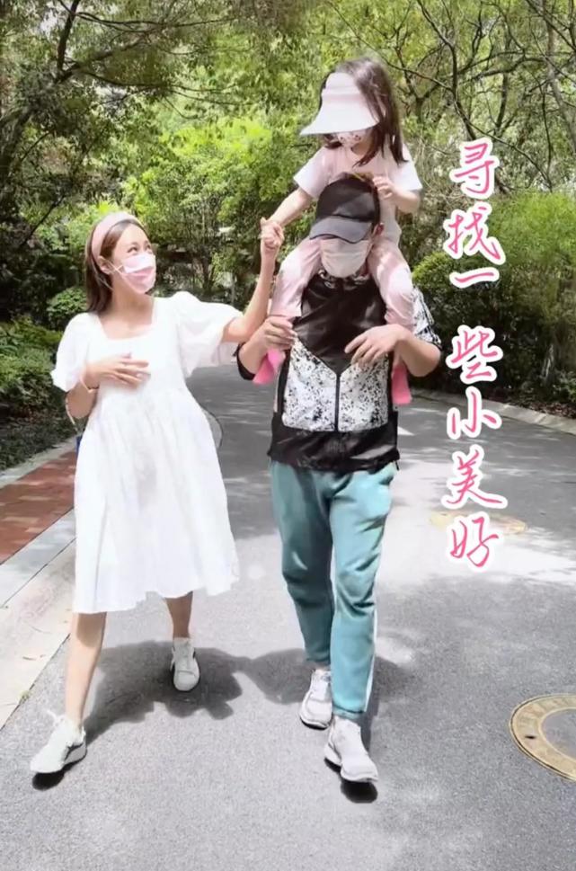 严屹宽把女儿扛肩上散步展爸爸力,杜若溪一身孕妇装打扮疑怀二胎