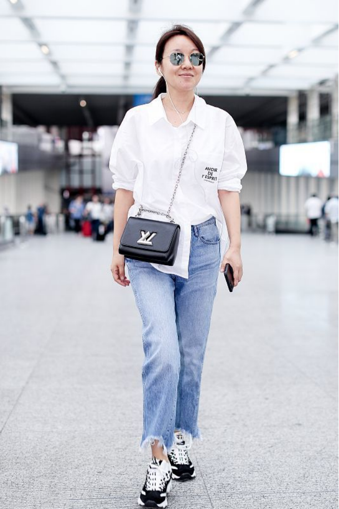 不过在平时的日子中,大家可以学闫妮这样穿:白色的衬衫加上蓝色牛仔裤