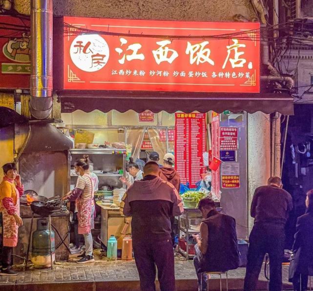 上海这家路边小店突然火了2个菜3个主食花了113半夜还来排队