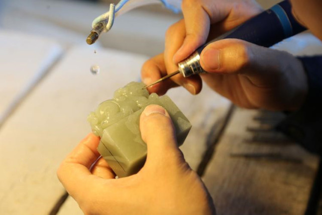 做个不正经的雕刻师,有手艺和石头在手,想咋雕就咋雕吧