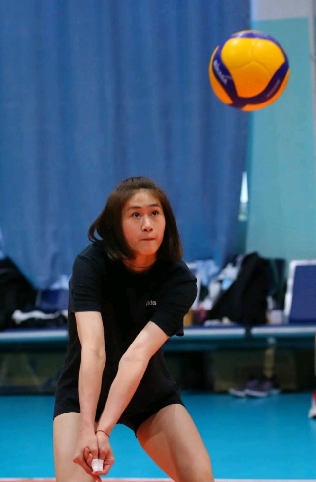 天津女排主力自由人孟子旋谈国家队集训感受:争取再进国家队