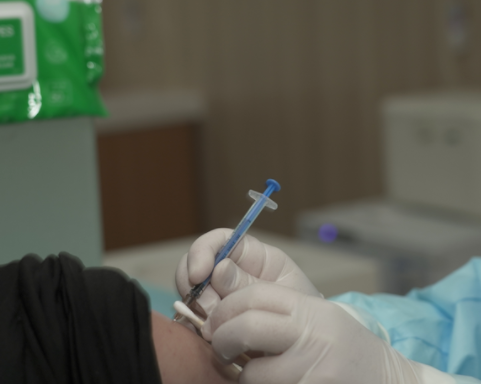 奥密克戎变异株灭活疫苗临床试验第一针今天在杭州接种完成