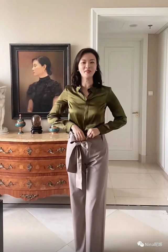 央视主持刘芳菲晒生活照穿17年旧裤子身材苗条1米8长腿抢镜