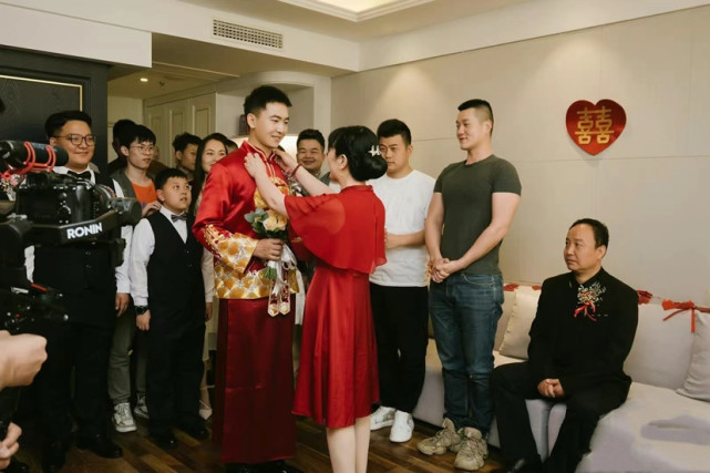 班长王威深夜官宣结婚登顶热搜第一好友杨幂送祝福妻子颜值曝光好漂亮