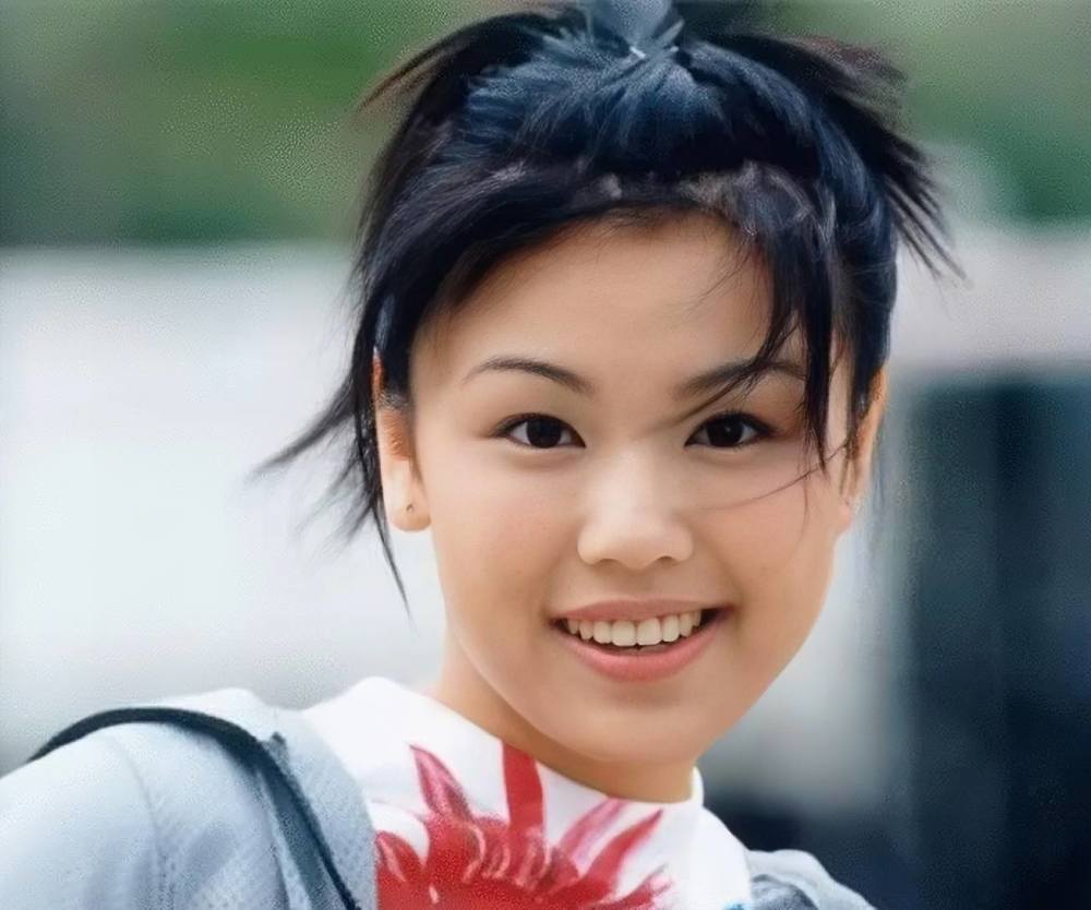 香港知名女歌手何嘉莉自曝光一家五口陆续确诊,被大女儿传染_腾讯新闻