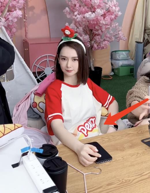 戚薇拍视频用抱枕遮肚,掀开后小腹隆起明显,粉丝称其怀孕5个月