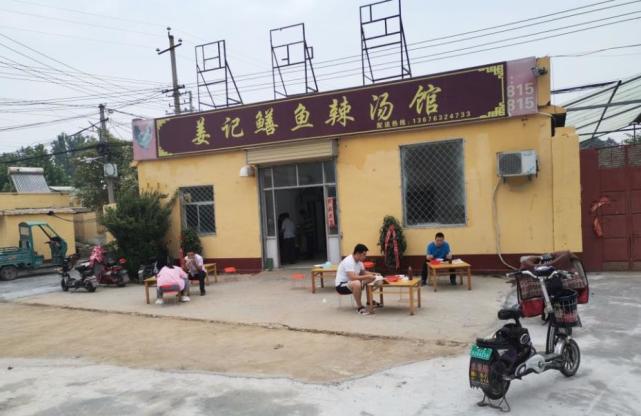 山东县城早餐店环境差无服务靠一锅汤火了16年一天卖3大桶