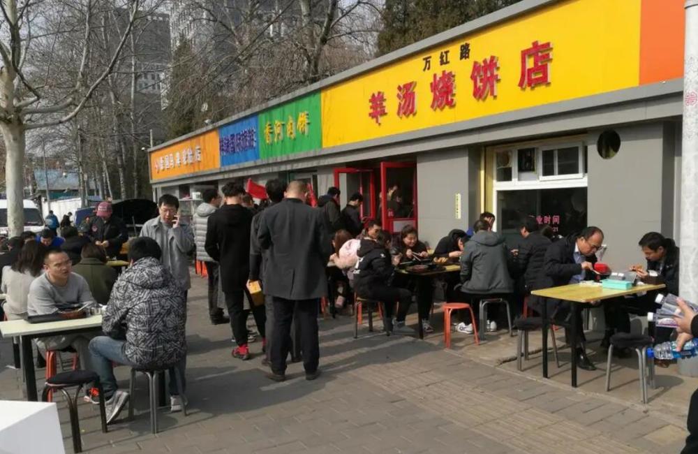 北京4张桌子的小店，只卖两样东西，队排到大街上每天流水四五万阅读题原文