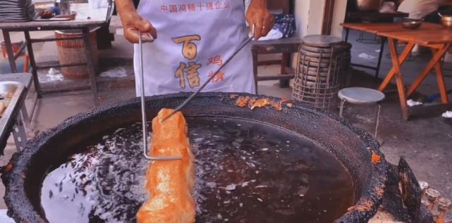 河南84岁老奶奶路边卖早餐37年杠子油条1元1根和胡辣汤是绝配