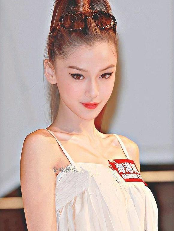 杨颖在日本出道时的旧照流出,与现在判若两人,造型娇俏又大方