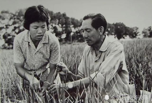 1.1981年,海南保亭县县长黄文忠和群众在一起.