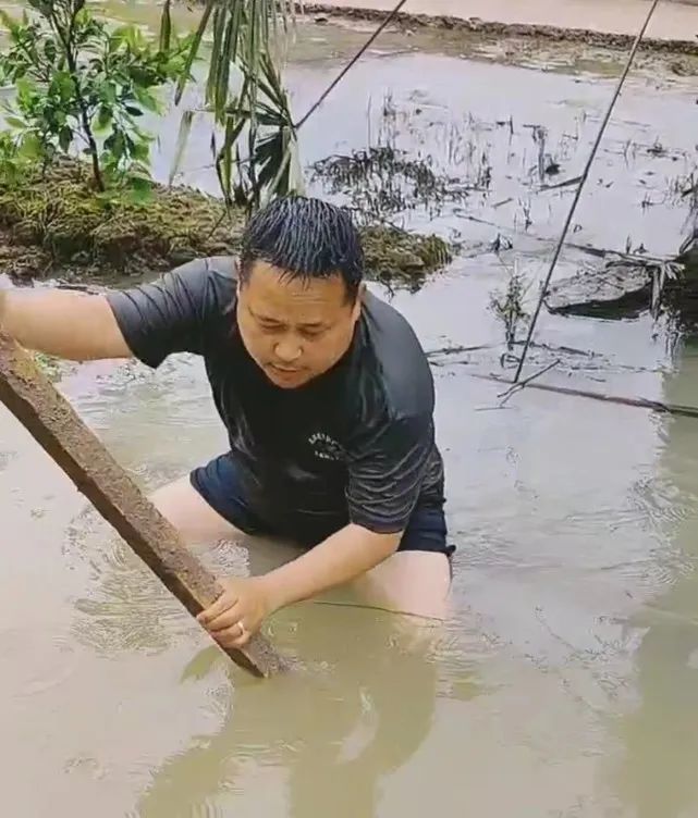 德国总理台上高声演讲支持乌克兰，示威者台下吹口哨高喊“战争贩子”