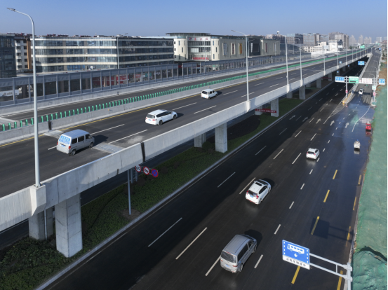 沂河高架路首段地面主路试通车!