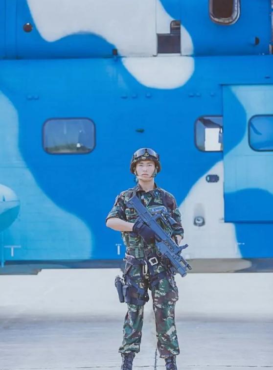 班长王威与圈外妻子官宣结婚,杨幂用心送祝福,尽显高情商