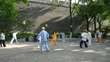 追光|古城墙下"八旬小伙"让"三旬老汉"自愧不如|古城墙|西安环城公园