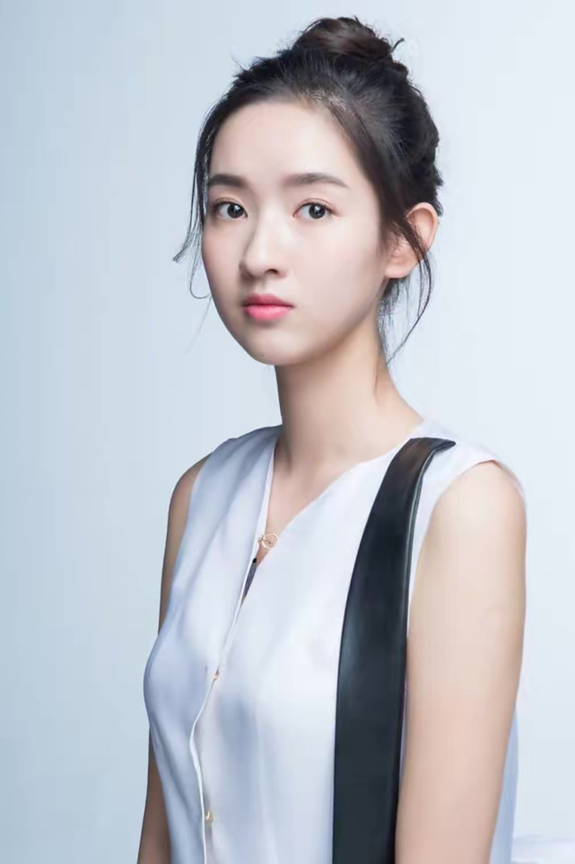 王玉雯第一个绯闻男友就是《偶像练习生》中的郑锐彬,他们俩在跨年的