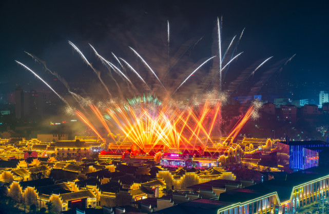 "五一"上演烟花秀 江西万载古城流光溢彩