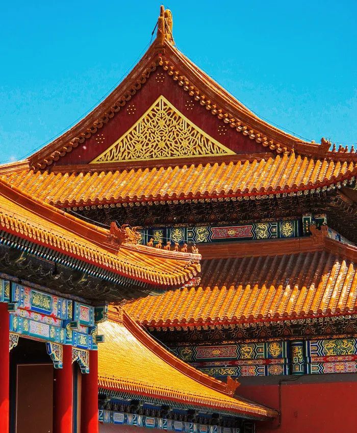春天)中国传统建筑大体显现出白青黑红黄五种色系特